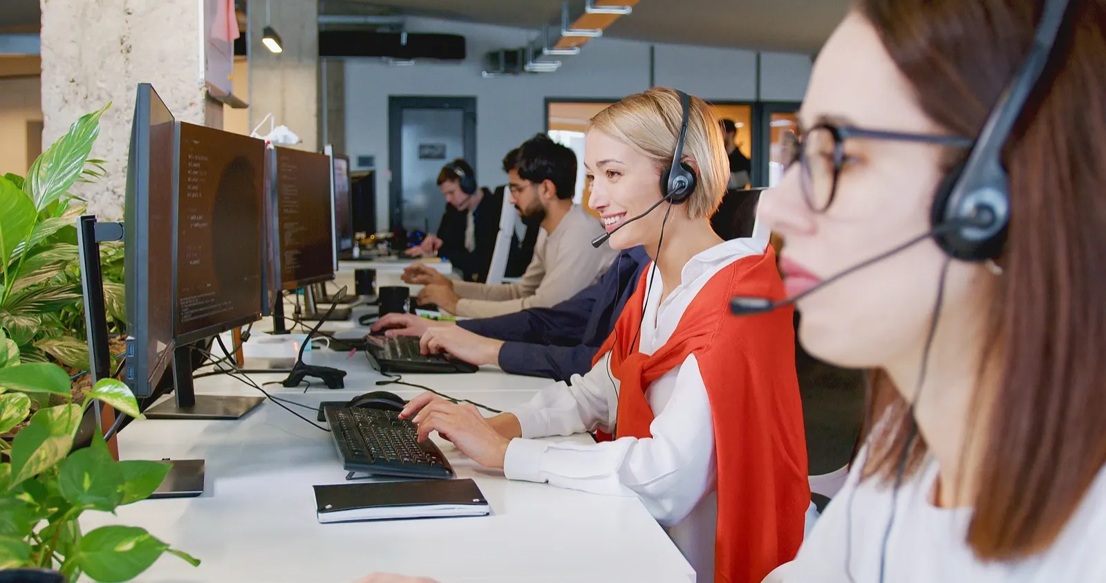 Equipe comercial prospectando empresas pelo computador